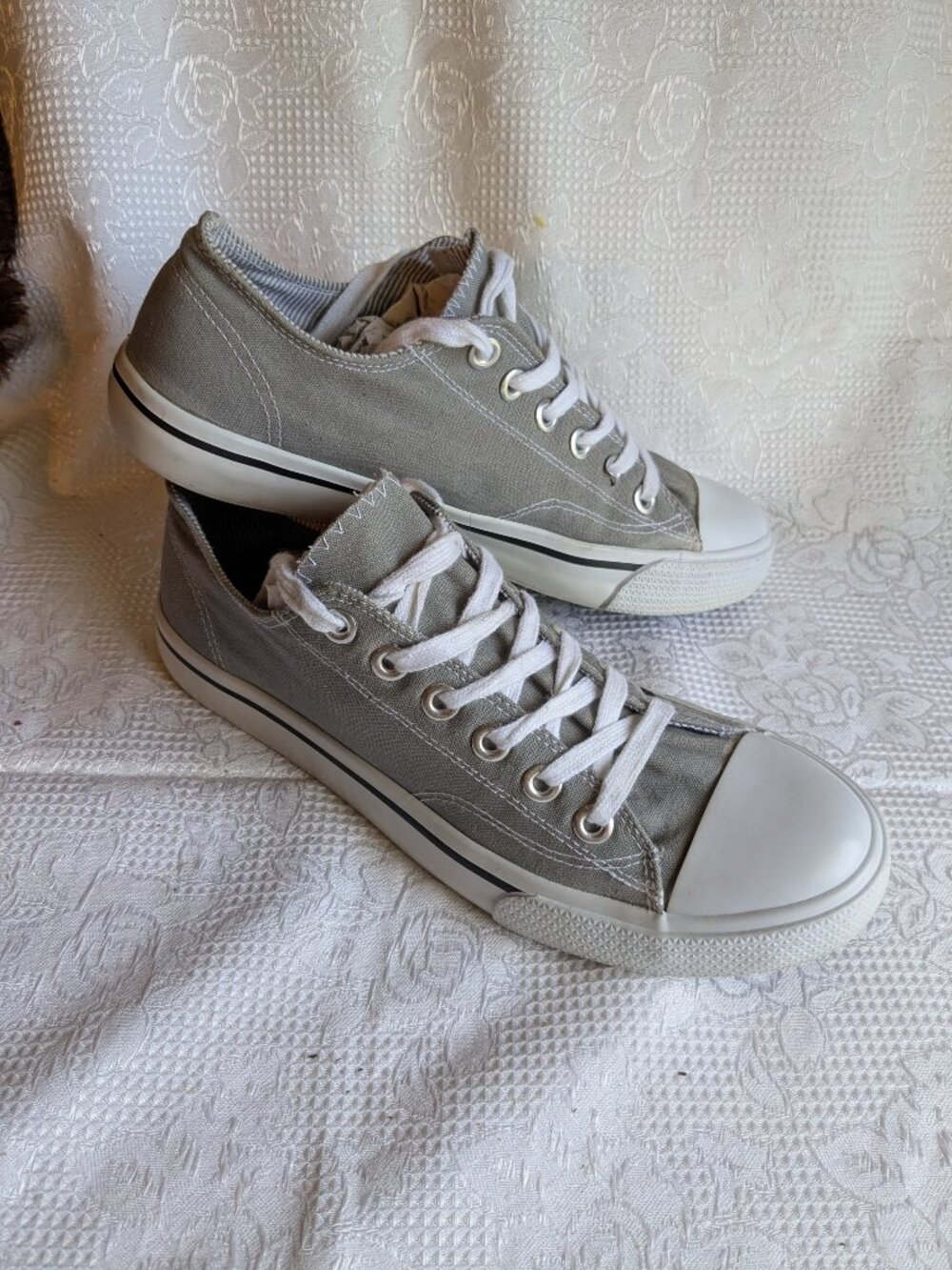 Converse Chuck Taylor Low Top Classic Gray Size 9